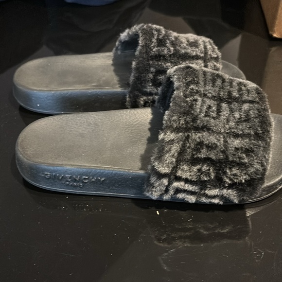 GIVENCHY Logo-print Shearling Slides in very good condition - Picture 4 of 7